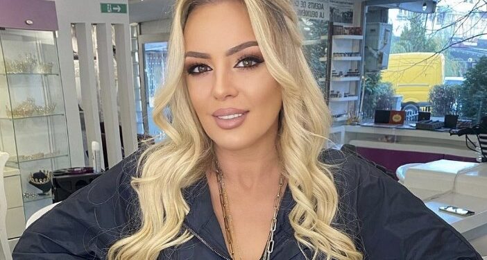 Violetë Kukaj reklamon gjoksin në këtë veshje