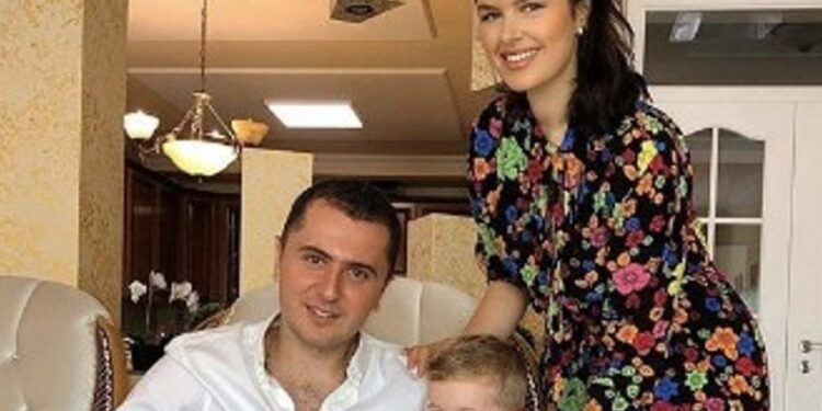 Djali i Shyhretës ja kalon nuses me dukat