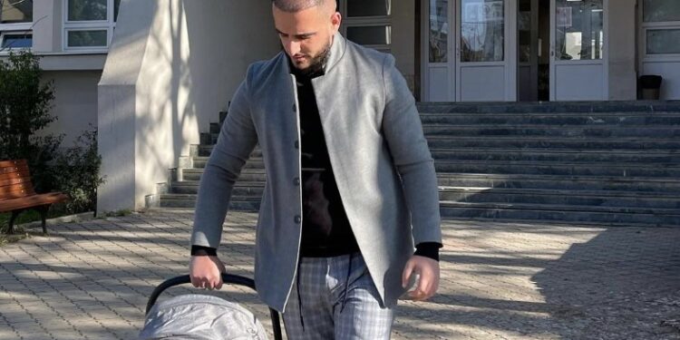 Një baba si Goldi, në vend të djepit ja ku e vë djalin në gjumë