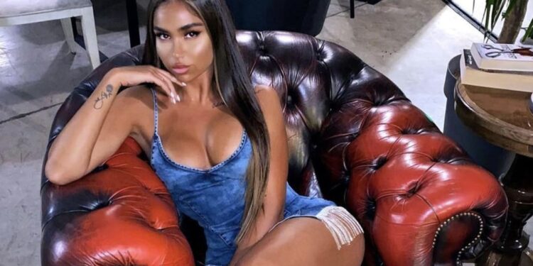 Arta Nitaj ua ngacmon mendjen, zbërthen pantallonat për ta reklamuar barkun