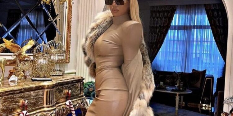 Me një foto të ‘nxehtë’, Adelina uron burrin për ditëlindje