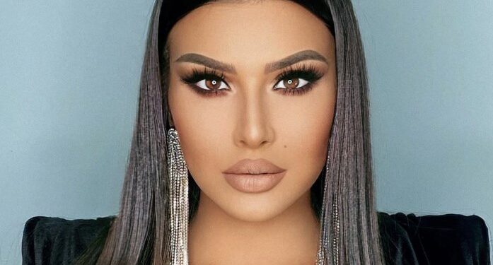 Elitës i theksohet gjoksi tërheqës në këtë veshje