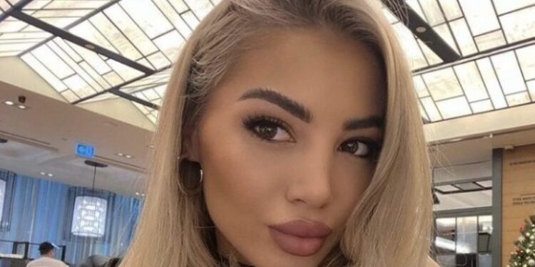 Majlinda e Majkut si zonjë e vërtetë, palltoja e saj mori tërë vëmendjen