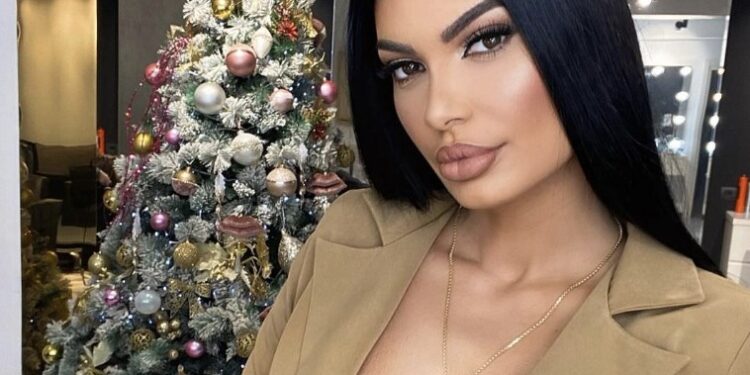 Fustani nuk ia mbulon gjoksin tërheqës Zaimines