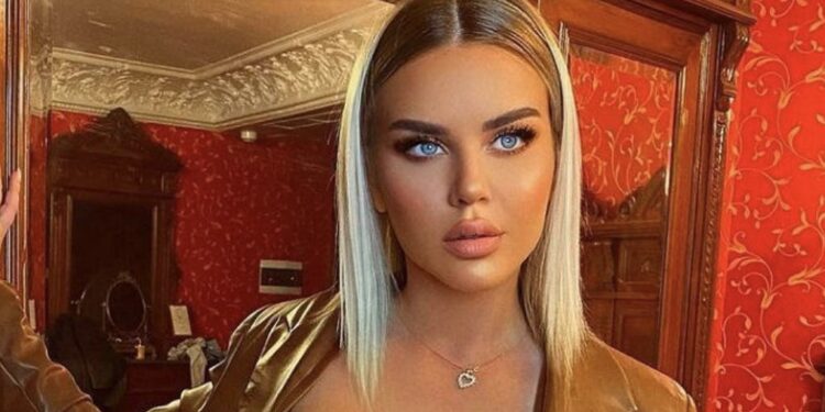 Kejvina e fotografon nga afër gjoksin gjigant