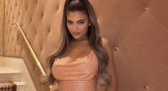 Kylie ekspozon gjoksin në fustan të ngushtë