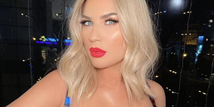 Ky fustan i tejdukshëm ia zbulon krejt gjoksin Lorit