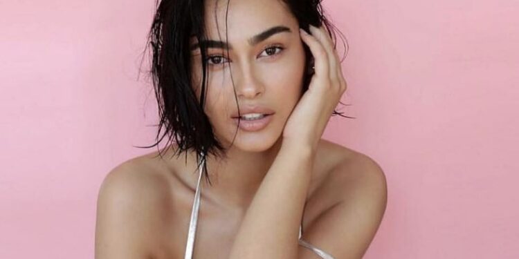 Me fustanin e hapur, Adrola natën ua bën ditë