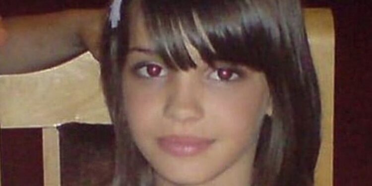 A mund ta merrni me mend se kush është kjo vajzë e re në foto?