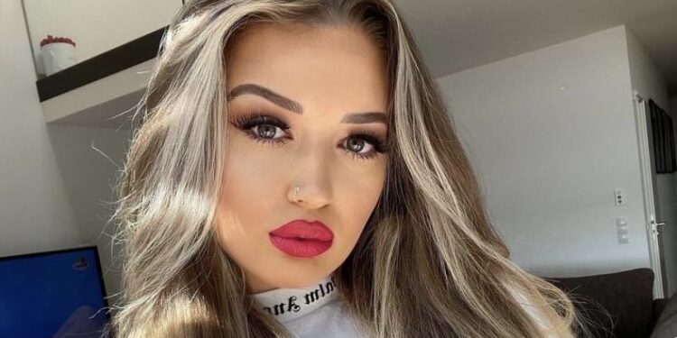 Belkiz vjen në Kosovë, me këtë veshje bie në sy rrugëve të qytetit