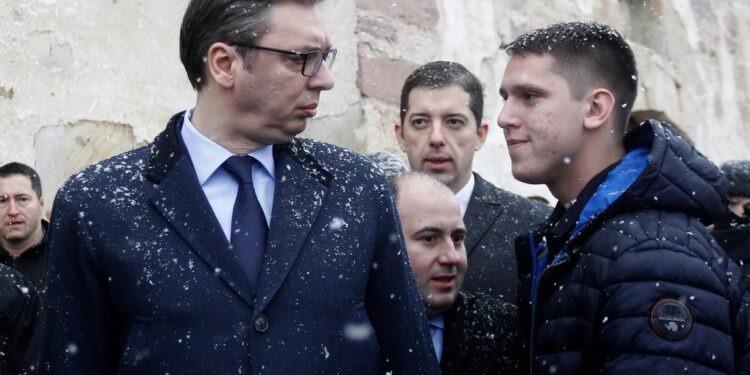 Djali i Vuçiqit me rroba të babadimrit shpërndan dhurata në Skënderaj, Vushtrri e Graçanicë