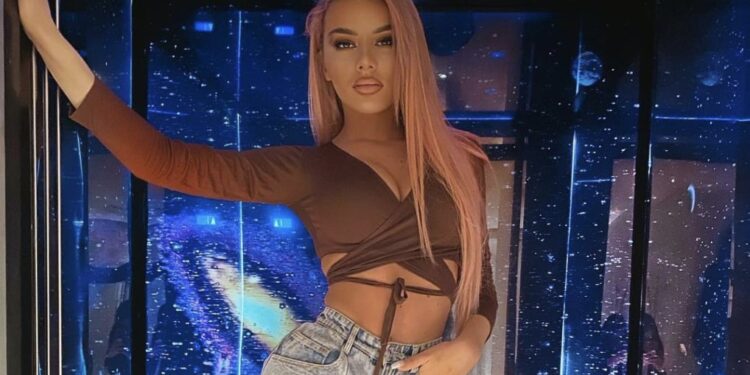 Pa pik marre, Tayna zgjeron këmbët për ta vënë në fokus