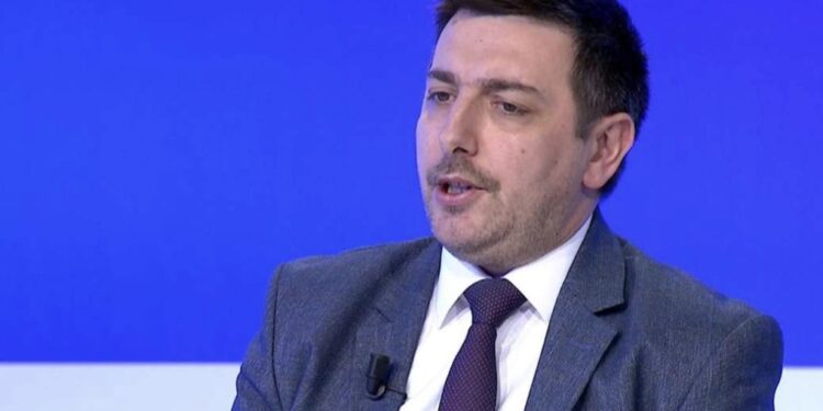 Kjo fytyrë publike është nëna e Valon Sylës!