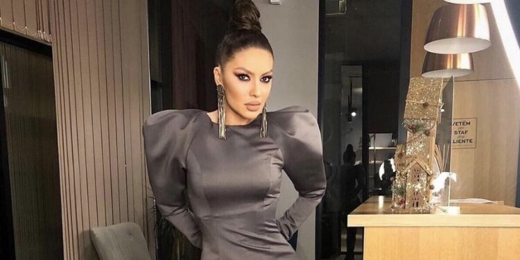 Adelina Ismaili e reklamon trupin si peshk në këtë fustan të ngushtë