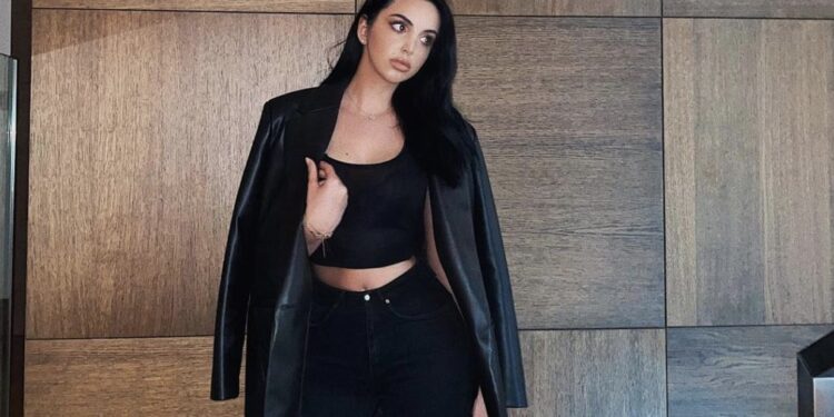 Reja e Gilit tregon gjoksin në veshje të tejdukshme