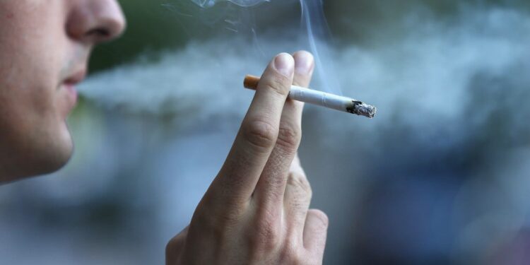 Personat që e marrin vaksinën anti-Covid, nuk guxojnë të pinë 2 muaj duhan