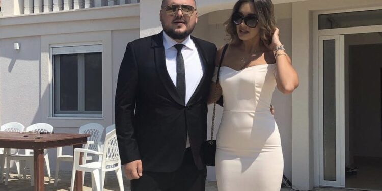 Gruaja e Lumit B, e tepron me fustanin e shkurt që ka veshur