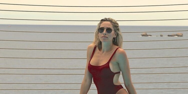 Pavarësisht moshës, Ledina Çelo pozon thuajse krejtësisht pa rroba