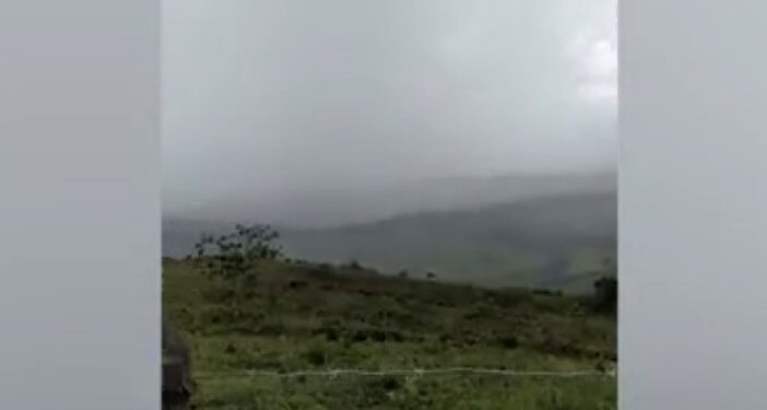 Momenti shokues kur burri goditet nga rrufeja duke xhiruar me telefon