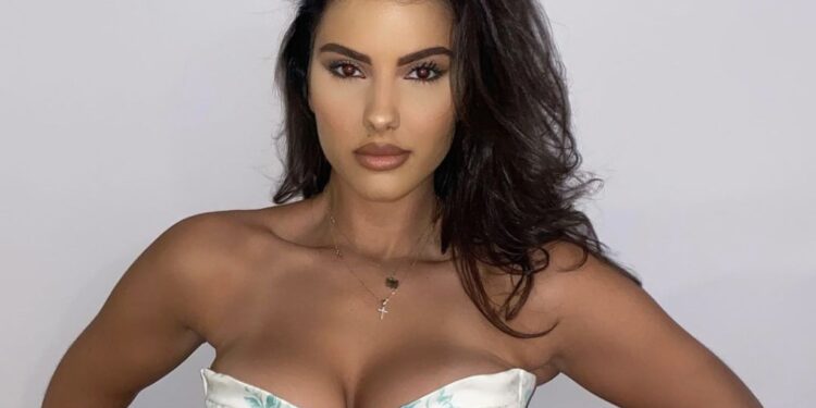 Kështu e mbulon gjoksin motra e Afërdites