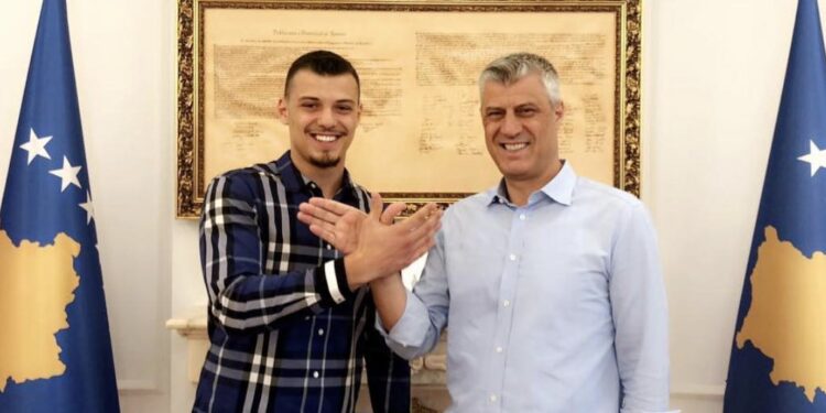 Këtë këngëtare e shikon djali i Hashim Thaçit në instagram