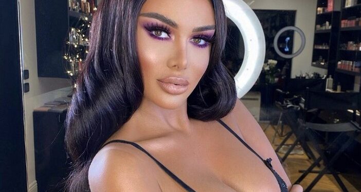 Ziza mund të ‘ftohet’, del me gjoksin jashtë