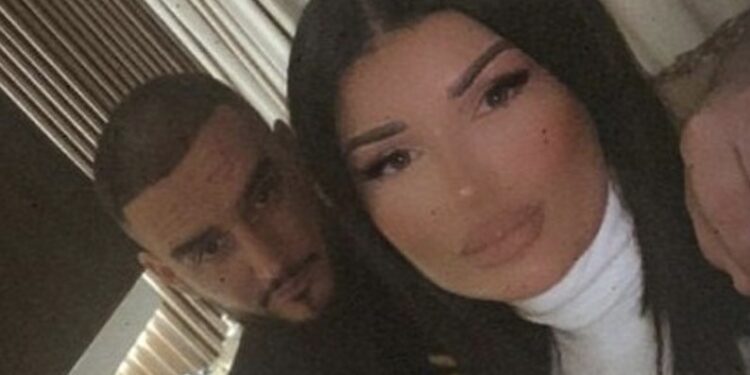 Me djalin në krahë, nusja e Goldit publikon foton më të ëmbël