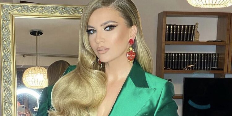 Kështu rregullohet Leonora për të dashurin e saj