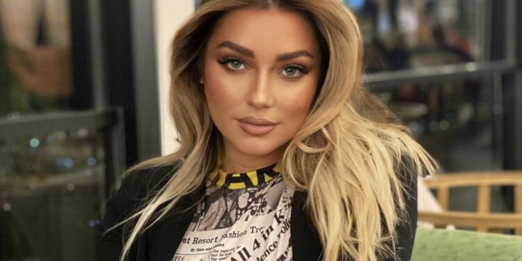 Ronela guxon, shfaqet pa pikë grimi