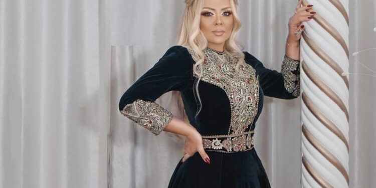 Me këtë paraqitje Violeta i sfidon edhe 20 vjeçaret