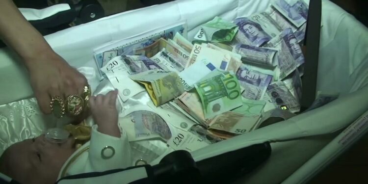 Ndodh edhe kjo: Bëhet milioner akoma pa mësuar të flas e të ec