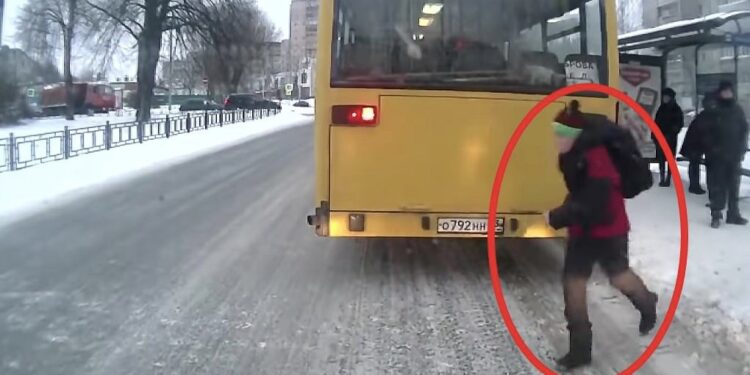 Të lindësh me fat! Ja si i shpëton fëmija vdekjes vetëm se u rrëzua në momentin e duhur