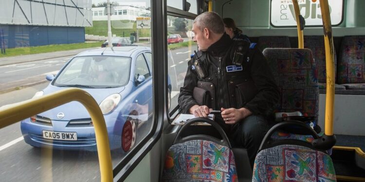 Policia gjen mënyrën për t’ju kapur “mat” kur flisni me celular në timon