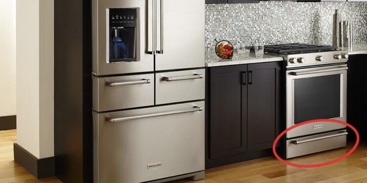 Do të habiteni për çka shërben dollapi poshtë furrës