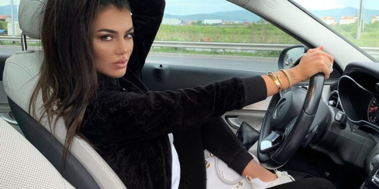 Morena Taraku ekspozon të pasmet në fustan të shkurtër