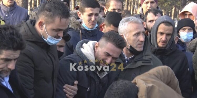 I jepet lamtumira e fundit 15-vjeçarit, babai shpërthejnë në lot gjatë varrimit!