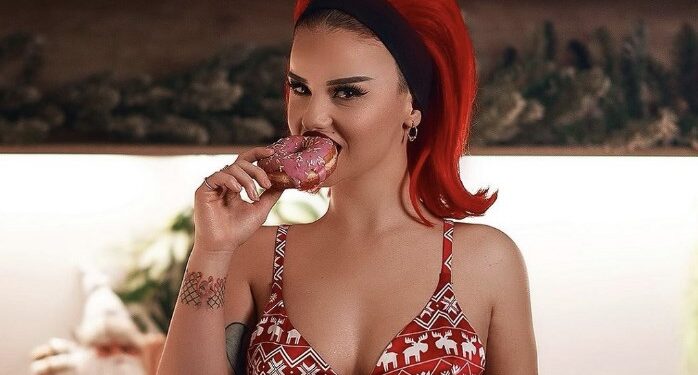 E shtrirë në tavolinë, Rina e ekspozon gjoksin gjigant