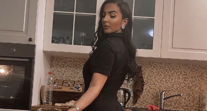 Blerona fokuson zingjirin e arit në mes të gjoksit