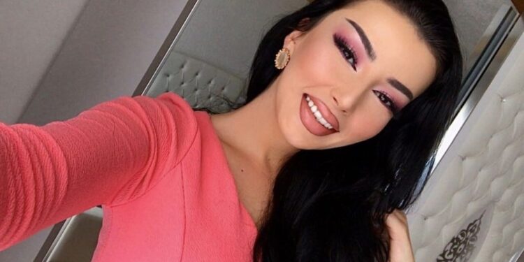 E fejuara e Shpat Kasapit ‘djeg’ instagramin me fustanin e shkurt që ka veshur