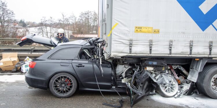 Donte të parakalonte kamionin, por makina e 24-vjeçarit përfundon poshtë tij/ Dha shpirt në vend