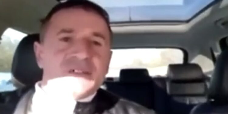 Qytetari godet qenin me veturë teksa fliste për “fitoren e Kurtit”