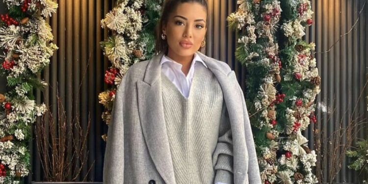 Majlinda shfaqë belin e ngushtë në veshje përditshmërie