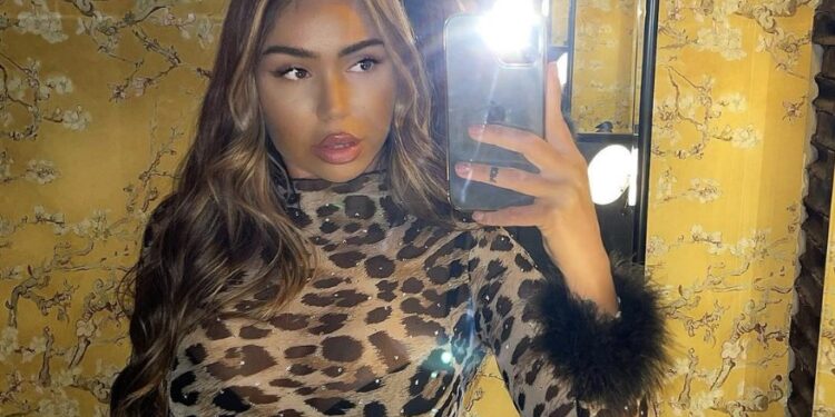 U shfaq pa sytjena dhe me gjoks të hapur, ja në çfarë gjendje përfundoj Arta Nitaj