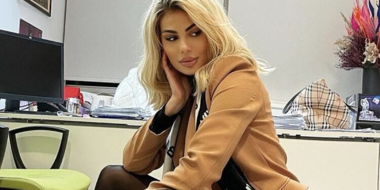 Fustani i shkurtër i tregon pa dashje më shumë seç duhet Luanës