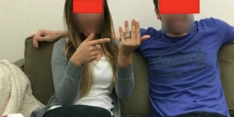 Tregon unazën e fejesës dhe pret ta urojnë, por miqtë kapin një detaj që i thellon gjërat