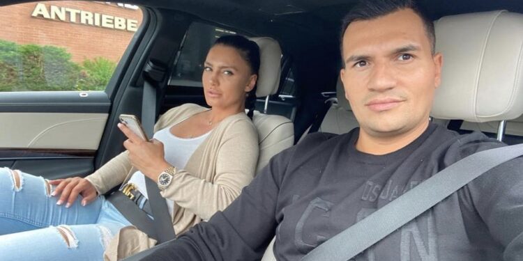 I dashuri turk ia puth dorën, Genta “shkrihet” e tëra për të