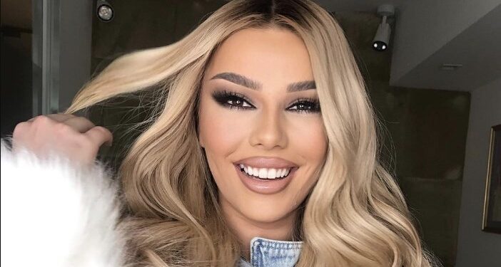 Tayna ia kthen të pasmet gjigante kamerës