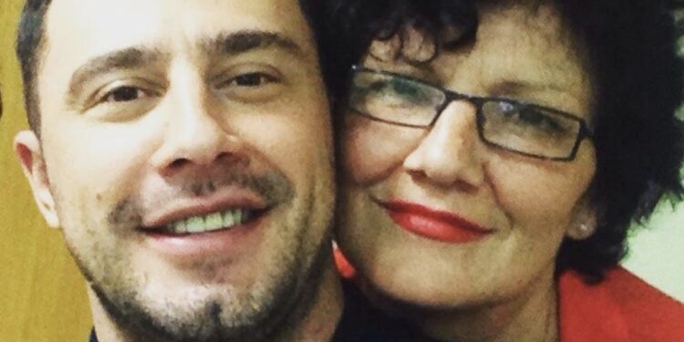 Ende pa i bërë dy javë që kur i ndërroj jetë nëna, Roberit e ‘harron’ atë