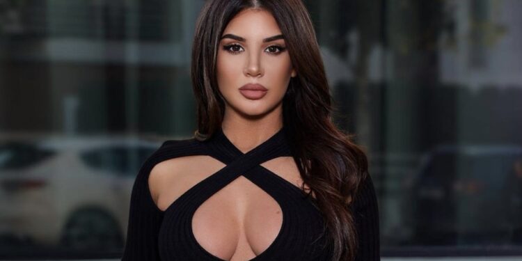 Ish e dashura e Endrit Thaçit, reklamon gjoksin pa reçipeta