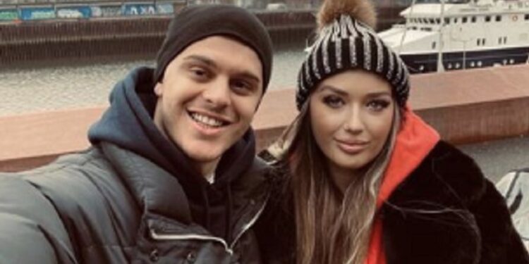 Miloti ka dalur bashkë me gruan e djalin, veshja e zonjës mori tërë vëmendjen